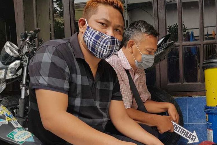 Ketua KIPP Jatim Novli Bernado Thyssen (kiri) menunjukkan bungkusan tas plastik berisi kepala kambing di teras rumahnya.