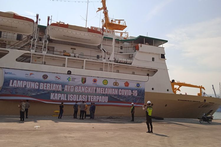 Kabid Humas Polda Lampung Komisaris Besar Zahwani Pandra Arsyad saat melakukan peninjauan langsung KM Lawit yang menjadi lokasi isolasi terpadu (isoter) terapung di Pelabuhan Panjang, Bandar Lampung.