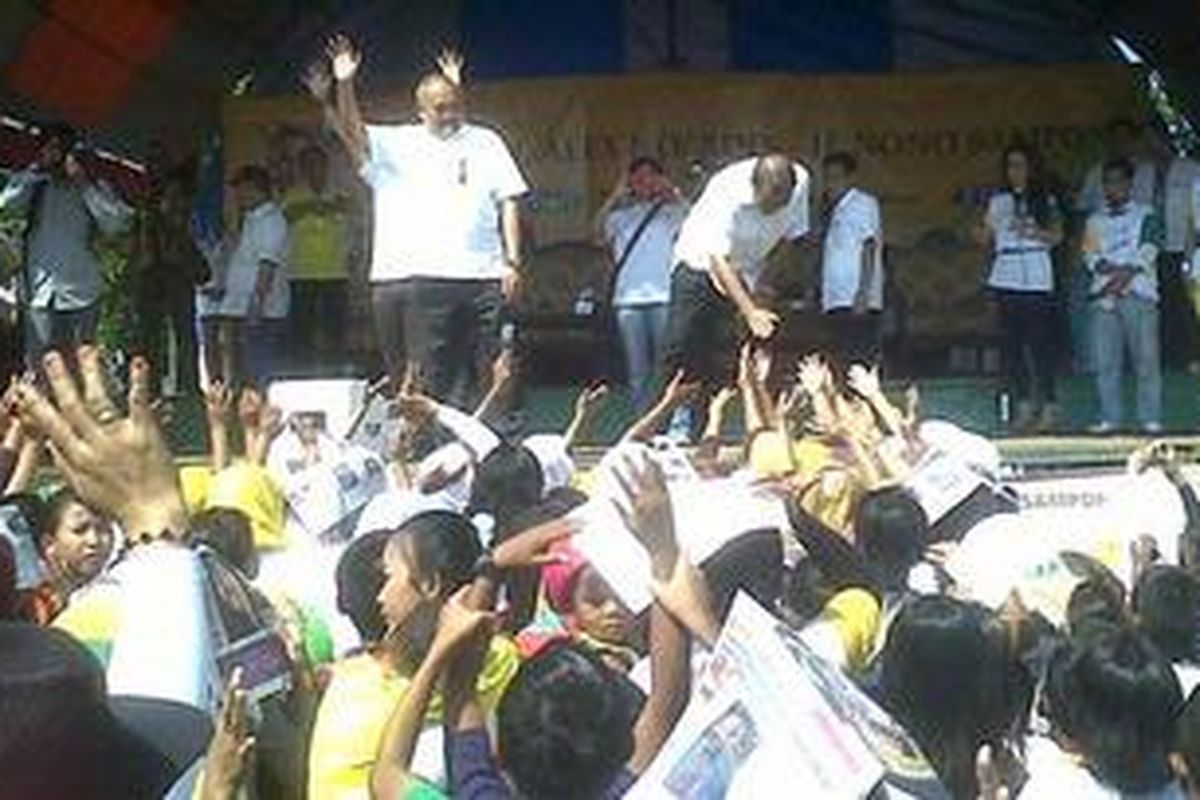 Alex-Nono saat berkampanye di Pulau Kelapa, Kepulauan Seribu, Senin (2/7/2012) 