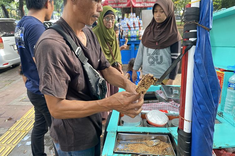 Kisah Edy, Pedagang Es Goyang 30 Tahun yang Pertahankan Resep Turun-Temurun