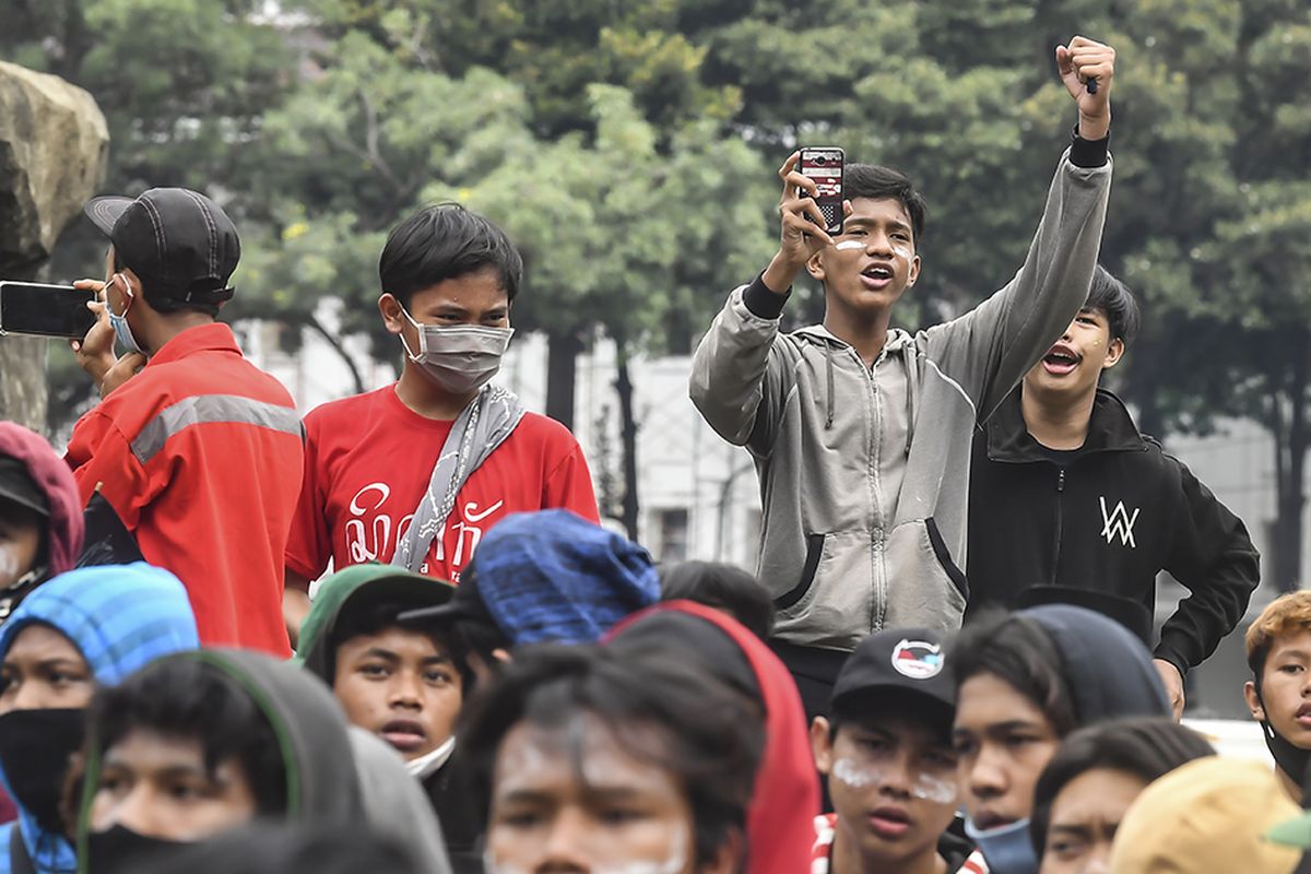 Anak di bawah umur mengikuti aksi tolak UU Cipta Kerja di kawasan Patung Kuda, Jakarta, Selasa (13/10/2020). Aksi menolak UU Cipta Kerja yang awalnya hanya banyak digelar kaum buruh dalam perkembangannya juga diikuti berbagai elemen masyarakat, dari mahasiswa, pelajar, hingga anak-anak di bawah umur.