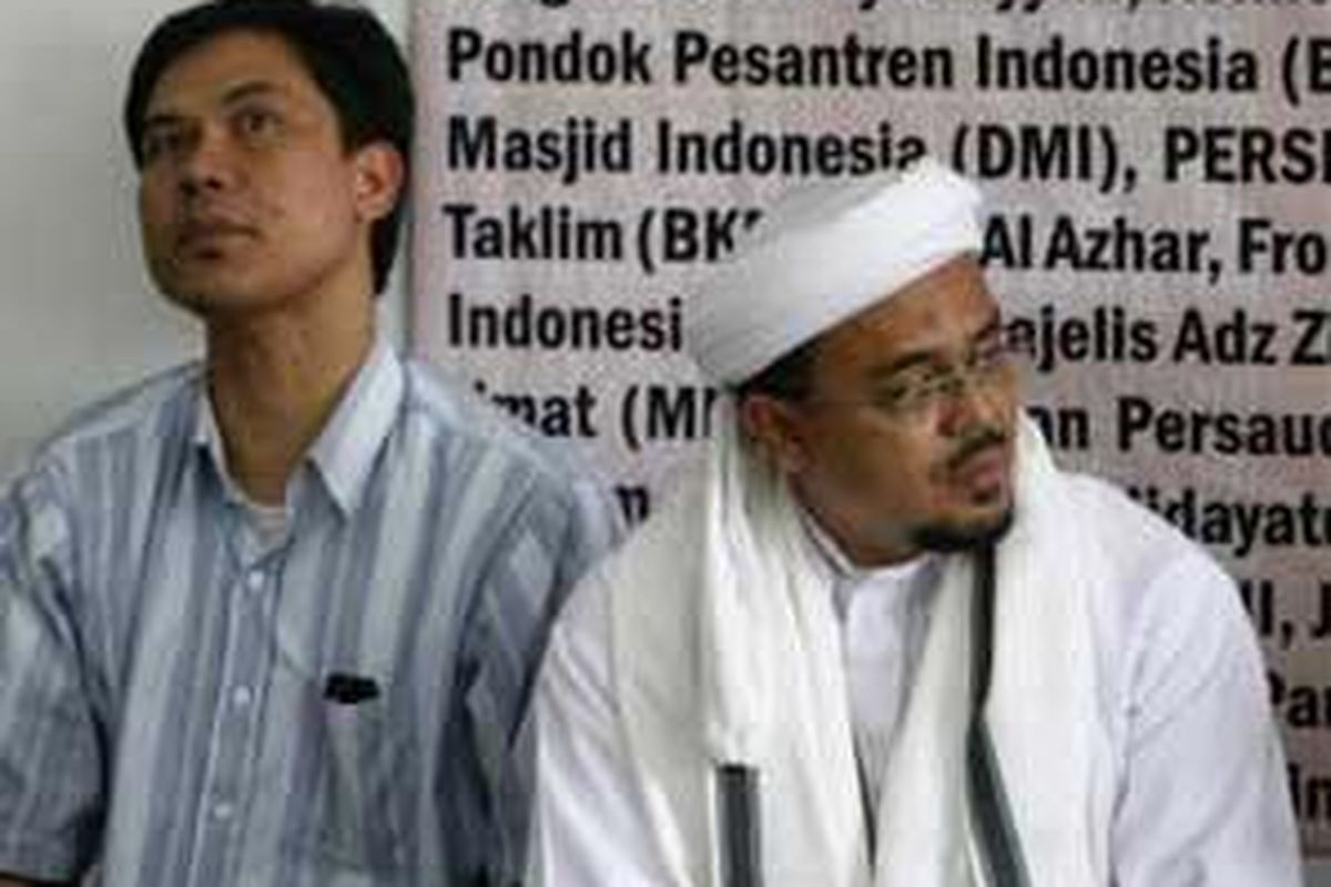 Panglima Komando Laskar Islam, Munarman (kiri) dan Ketua Umum Fornt Pembela Islam (FPI), Habib Rizieq Shihab, dalam jumpa pers pembubaran Ahmadiyah di Markas Front Pembela Islam (FPI), Jakarta Pusat, Kamis (17/4/2008). 