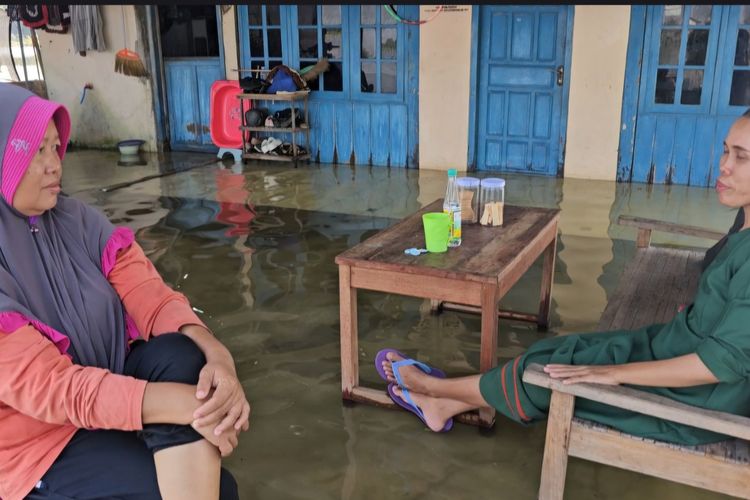 Dua Tahun Hidup dalam Genangan, Siti Aminah Menunggu Solusi Banjir Rob di Pati