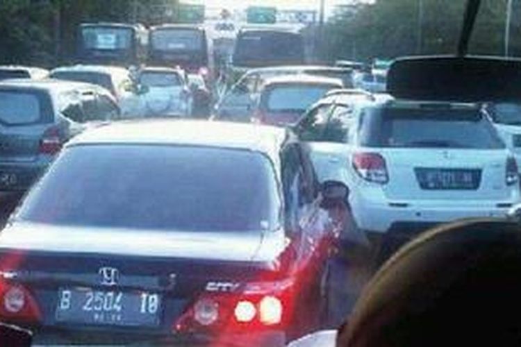 Kemacetan parah terjadi sebagai imbas unjuk rasa pengosongan Terminal Baranangsiang, Bogor, Jawa Barat, Rabu (5/6/2013). Gambar diambil dari akun Twitter ferras282 dari arah Kota Bogor menuju Pintu Tol Bogor.