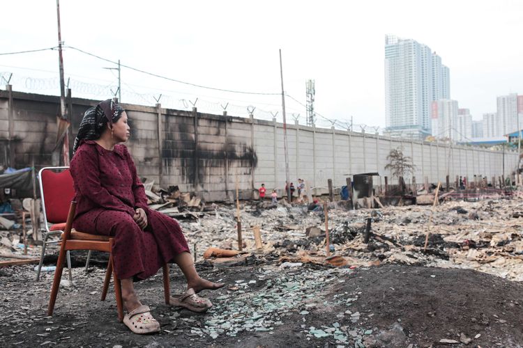 Sofia duduk di lokasi bekas bangunan rumahnya yang terbakar di kawasan Tanah Bolong, Penjaringan, Jakarta Utara, Minggu (23/4/2023). Sebanyak 226 jiwa yang terdiri dari 78 kepala keluarga terpaksa mengungsi karena kehilangan tempat tinggal.