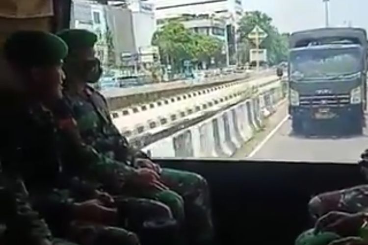 Tangkapan layar video prajurit TNI AD menyambut dan mengamankan kepulangan Rizieq Shihab di Bandara Soekarno-Hatta. 