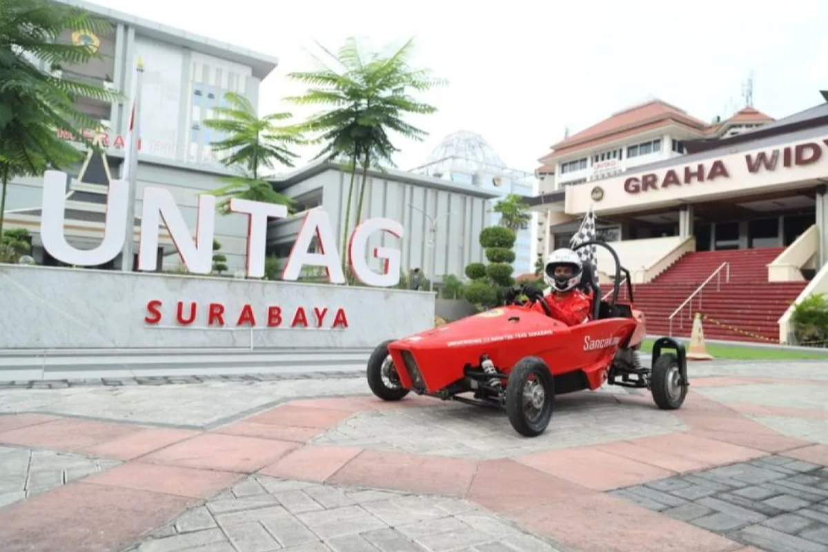 Mahasiswa Program Studi D3 Teknologi Manufaktur Fakultas Vokasi Universitas 17 Agustus 1945 (Untag) Surabaya saat menguji coba mobil listrik Sancaka.