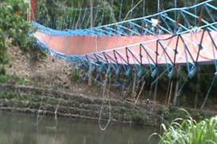 Jembatan gantung yang menghubungkan Dusun Sangkurio dengan jalan poros menuju Kota Mamuju, Sulawesi Barat putusm Jumat (5/2/2016) siang tadi.