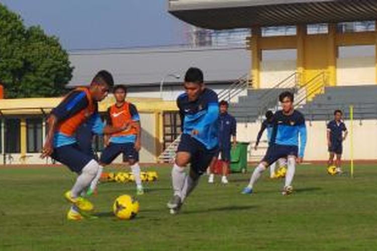 Gelandang Tim Nasional Indonesia U-19, Yabes Roni Malaifani, berusaha melewati rekannya saat berlatih di lapangan GOL Universitas Negeri Yogyakarta (UNY), Kamis (4/9/2014) pagi. 
