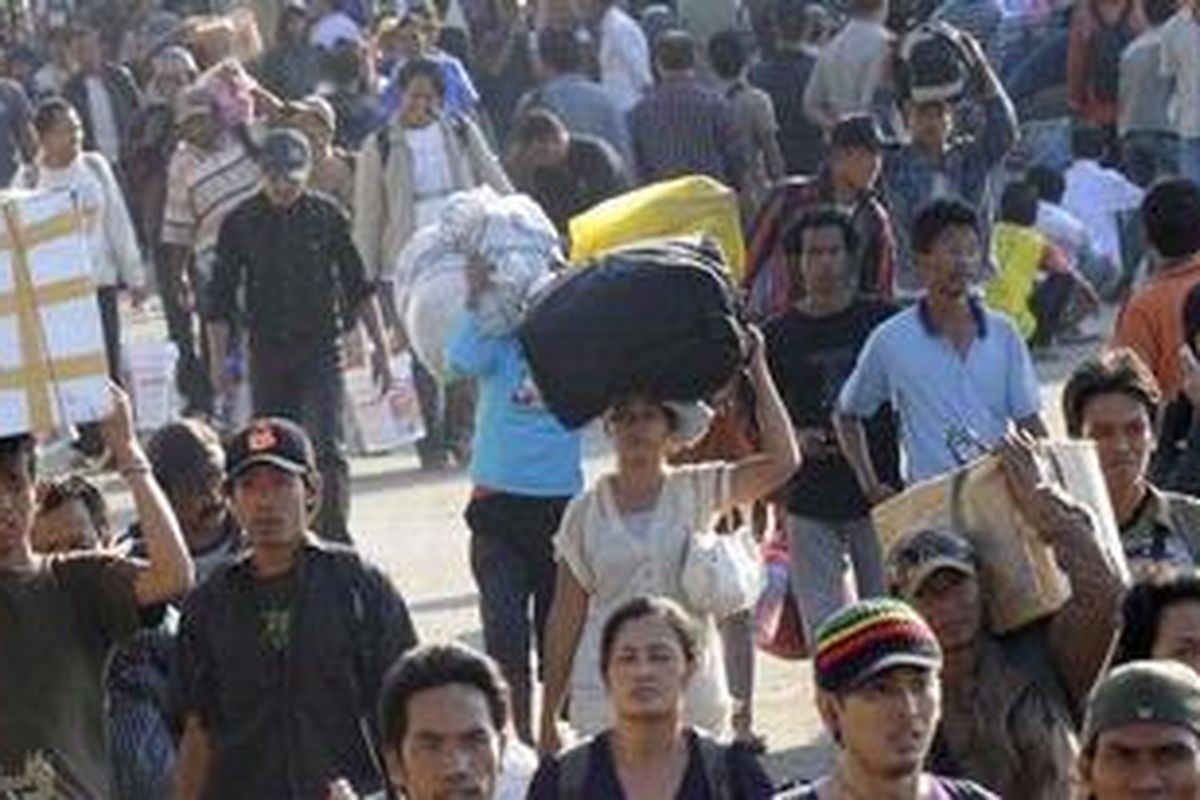 Pemudik dengan KM Mahkota Nusantara dari Balikpapan tiba di Pelabuhan Gapura Surya Tanjung Perak Surabaya, Rabu (8/8/2012). Mengantisipasi lonjakan pemudik, pemerintah telah menyiapkan 762 armada kapal laut dengan kapasitas 3,2 juta penumpang. Kesiapan moda kapal tersebut sebagai antisipasi peningkatan jumlah penumpang yang diprediksi naik sebesar lima persen atau sekitar 72.879 orang.  