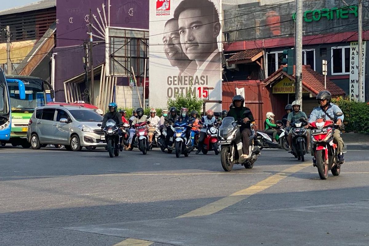 Sejumlah pengendara tengah melintas dari Jalan Enggano menuju Jalan Yos Sudarso di Persimpangan Mambo, Jakarta Utara, Senin (13/11/2023).
