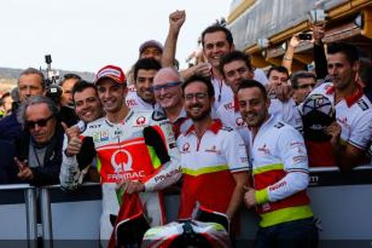 Pebalap Pramac Racing asal Italia, Andrea Iannone, merayakan keberhasilannya setelah menjadi tercepat kedua pada sesi kualifikasi GP Valencia di Sirkuit Valencia, Sabtu (8/11/2014).