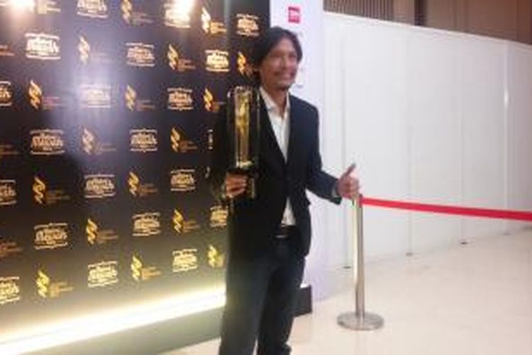 Eddie Cahyono usai menerima piala Citra untuk Penulis Skenario Asli Terbaik FFI untuk film 'Siti', di ICE BSD, Banten, Senin (23/11/2015) malam.