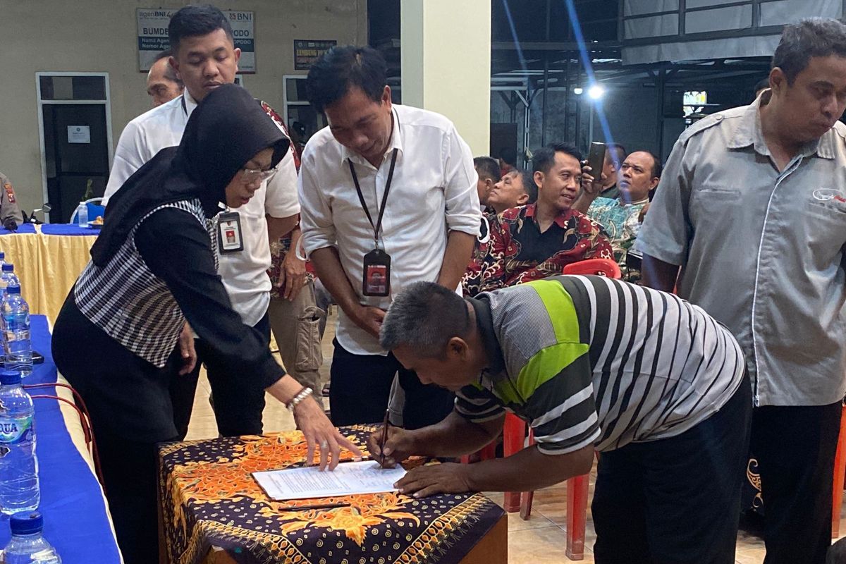 51 pemilik pabrik tahu di Desa Tropodo, Kabupaten Sidoarjo berkomitmen tidak akan menggunakan sampah plastik lagi sebagai bahan bakar produksi., Rabu (14/5/2025)