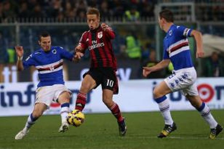 Pemain Sampdoria saat berupaya merebut bola dari pemain AC Milan, Keisuke Honda, pada lanjutan Serie-A di Stadion Comunale Luigi Ferraris, Sabtu (8/11/2014). 