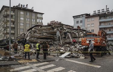 Tim darurat mencari orang-orang yang tertimpa reruntuhan bangunan usai gempa Turki atau Turkiye di Gaziantep, Senin (6/2/2023). Hingga Selasa (7/2/2023), jumlah korban tewas di Turkiye dan Suriah mencapai lebih dari 5.000 jiwa.