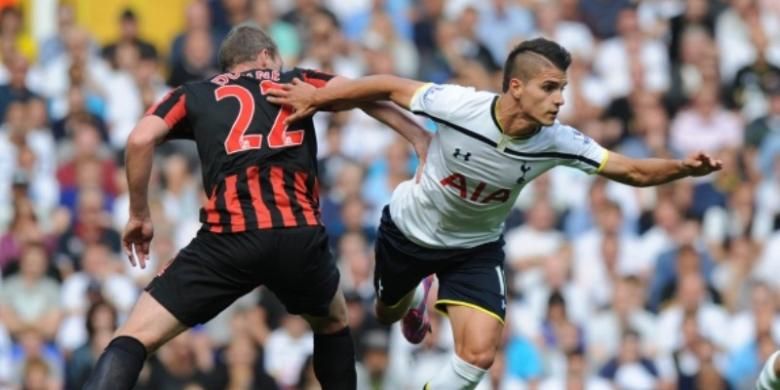 Gelandang Tottenham Hotspur, Erik Lamela (kanan), beraksi pada laga melawan Queens Park Rangers di Stadion White Hart Lane, London, Sabtu (23/8/2014).