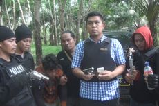 Polisi dengan Rompi Antipeluru Dobrak Pintu lalu Tangkap Pemilik Pistol Ilegal di Rumahnya