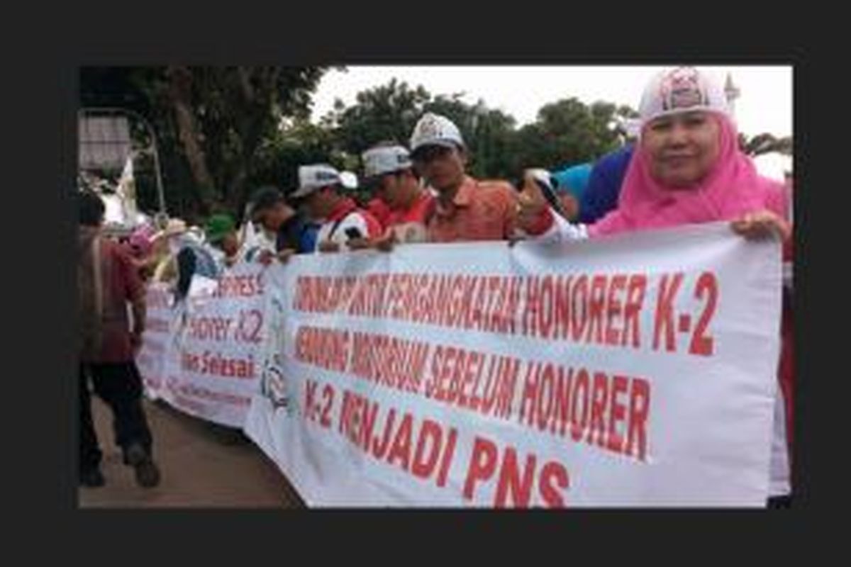 Ribuan guru honorer se-Indonesia menggelar aksi demo menuntut Pemerintah untuk mengangkat guru honorer di depan Istana Negara, Kamis (15/1/2015) 