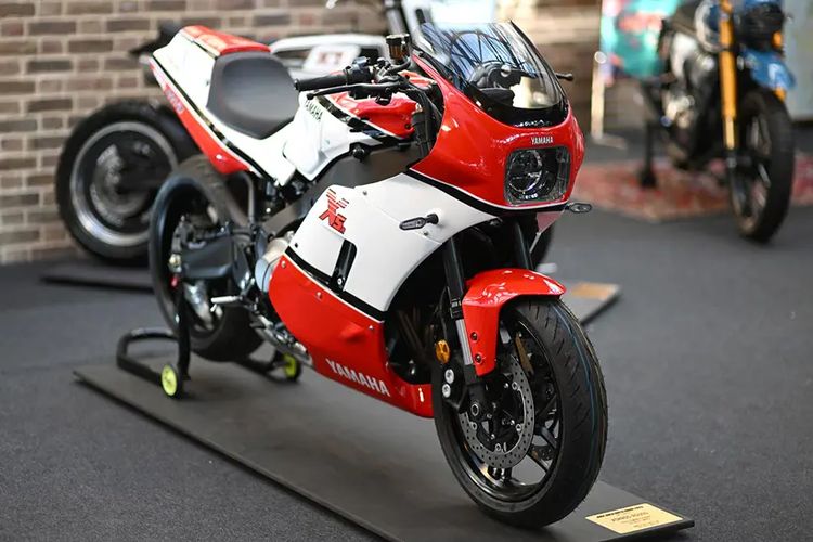 Modifikasi Yamaha XSR900 jadi RD500 buatan Velocity Moto