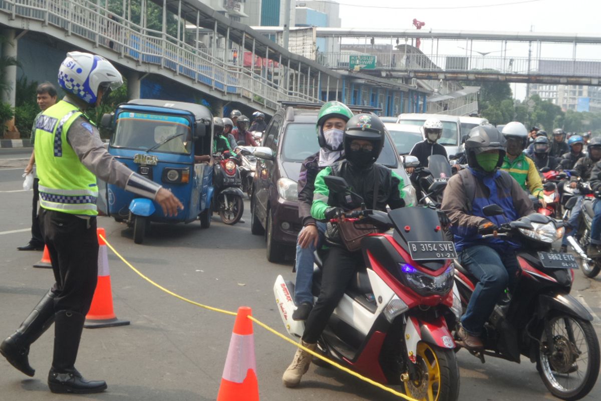 Pengendara dari arah Jalan Matraman Raya yang hendak menuju Jalan Salemba Raya tampak kebingungan terhadap rekayasa lalu lintas yang diberlakukan di Simpang Matraman mulai Kamis (20/7/2017)