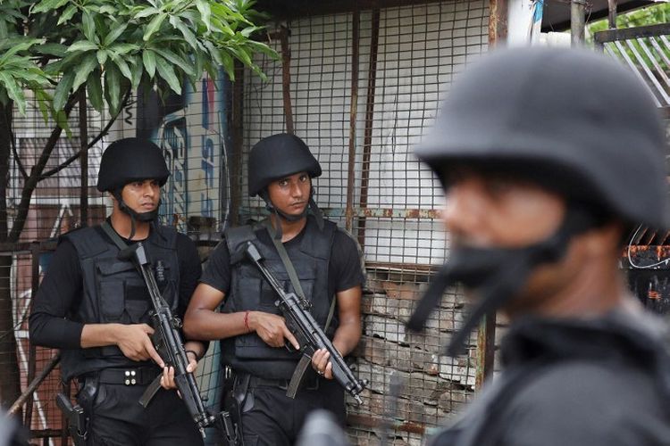 Anggota Pasukan Anti Terorisme (ATS) berjaga di luar sebuah rumah di Lucknow pada 11 Juli 2021. 