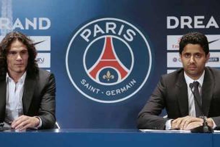 Striker baru Paris Saint-Germain's (PSG), Edinson Cavani (kiri), dan Presiden PSG Nasser Al-Khelaifi dalam jumpa pers di Paris, Selasa (16/7/2013), setelah penyelesaian proses transfer striker Uruguay itu dari Napoli.