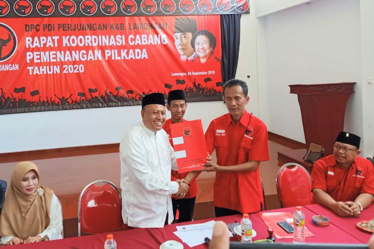 Sholahuddin dan Saim (pegang map), menjadi dua tokoh yang direkomendasikan oleh DPP PDI-P sebagai pasangan calon dalam Pilkada 2020 Lamongan.