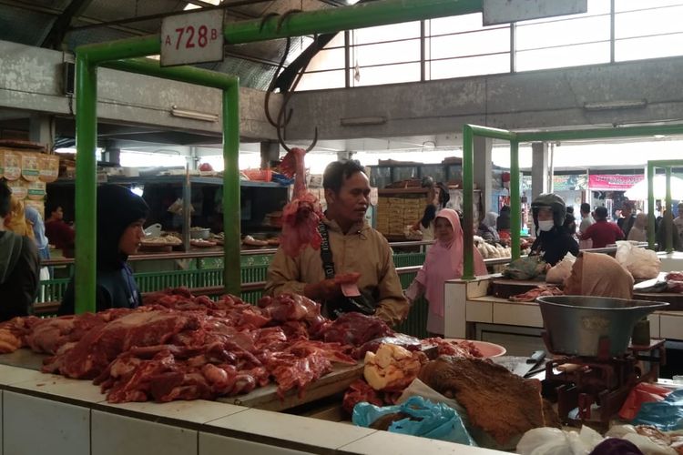Lapak daging sapi di Pasar Rejowinangun, Magelang, Sabtu (6/4/2024).