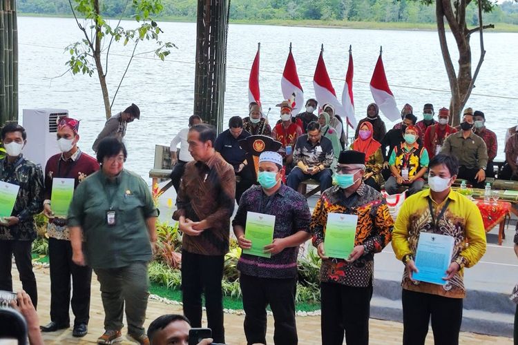 PKT serahkan bantuan 11 ton pupuk disaksikan oleh Presiden Joko Widodo (Jokowi) dan Menteri Lingkungan Hidup dan Kehutanan (LHK) Siti Nurbaya Bakar, seiring penyerahan SK Perhutanan Sosial untuk Wisata Hutan Bambu Kota Balikpapan pada Rabu (22/2/2023). 