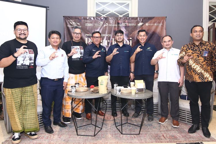 CEO Roemah Indonesia BV dan perwakilan Kementerian BUMN saat menghadiri konferensi pers Pasar Kopi Indonesia di Nusa Indonesia Gastronomy. 