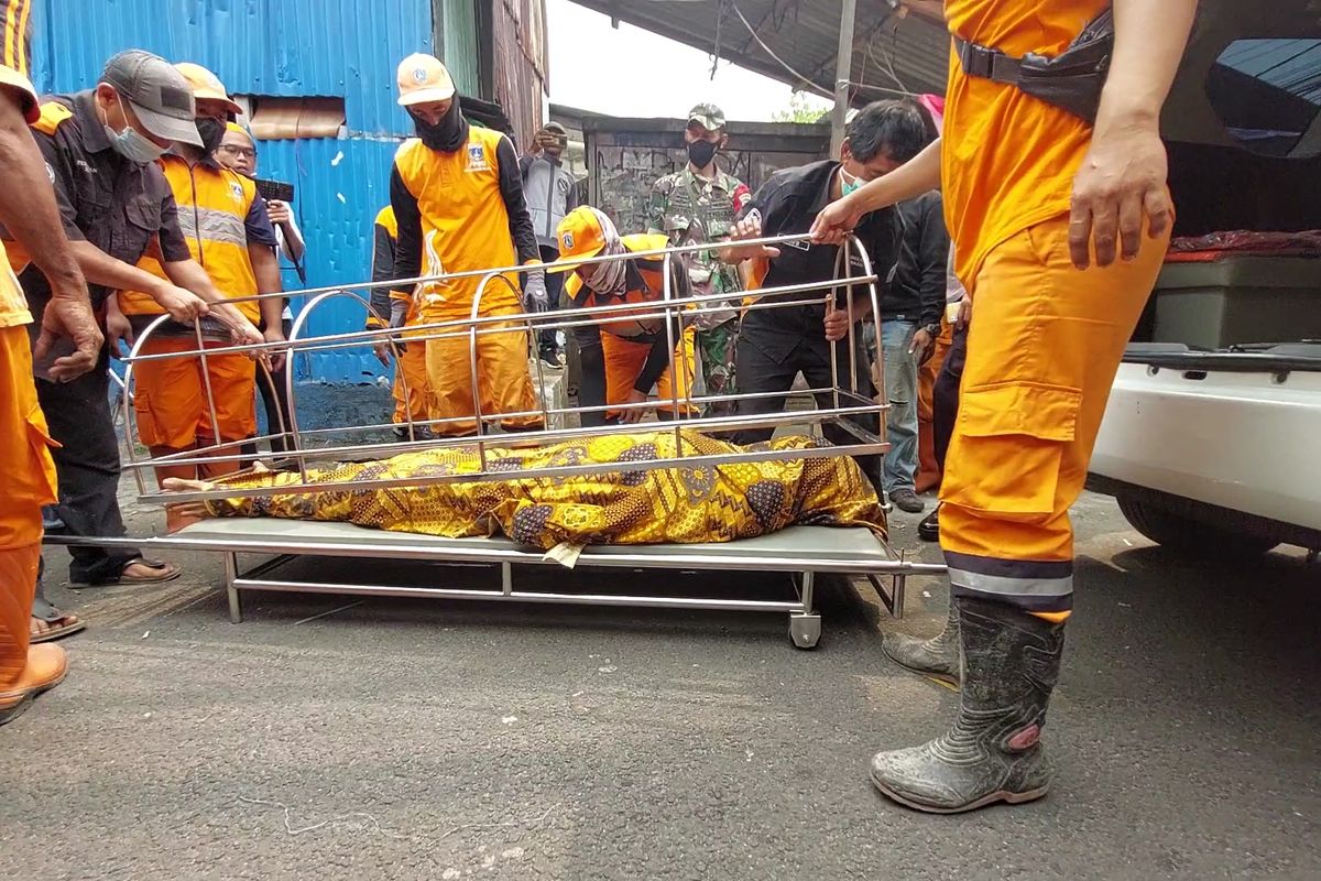 Seorang pria ditemukan meninggal dunia di dalam kotak gardu listrik di Jalan AA, Sukabumi Selatan, Kebon Jeruk, Jakarta Barat, Rabu (3/8/2022) pagi. 