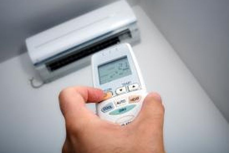 Dalam penggunaan AC, tentu ada beberapa hal yang harus diperhatikan agar kenyamanan terus bisa didapatkan. Misalnya mengatur temperatur pada suhu ideal sekitar 23-24 C. 