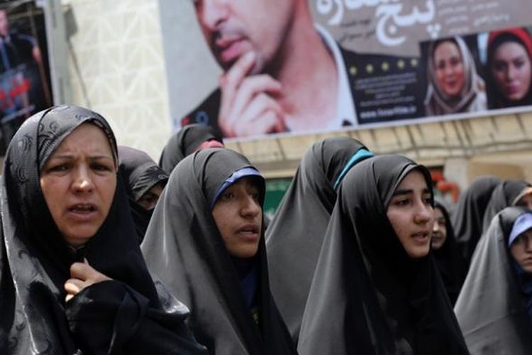 Ratusan perempuan Iran bergabung dalam unjuk rasa di Teheran, Jumat (16/5/2014), menuntut pemerintahan Presiden Hassan Rohani lebih tegas soal penggunaan hijab saat perempuan berada di ruang publik.