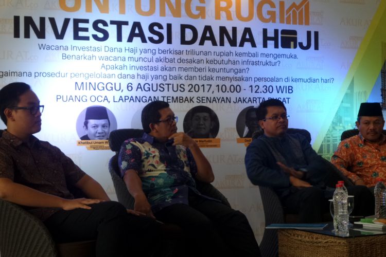 (Kiri-kanan) Peneliti INDEF Bhima Yudhistira, Ketua Rabithah Haji Indonesia Ade Marfuddin, pengurus PP Baitul Muslimin Zuhairi Muswari, dan anggota Komisi VIII DPR RI Khatibul Umam Wiranu dalam diskusi bertajuk Untung Rugi Investasi Dana Haji di Jakarta, Minggu (6/8/2017).