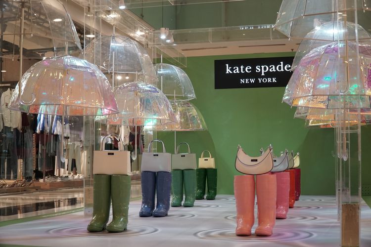 Kate Spade menghadirkan koleksi musim semi 2023 di pop-up store yang penuh dengan pengalam menarik dan menginspirasi.