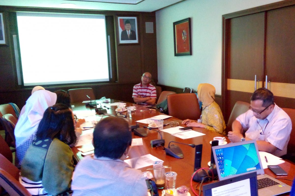 Temu tim bahasa Kompas dengan Badan Pengembangan dan Pembinaan Bahasa Kementerian Pendidikan dan Kebudayaan berlangsung di kantor harian Kompas, Kamis (6/4/2017).