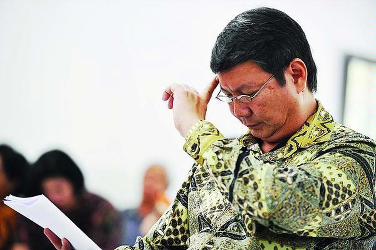 Pengusaha Hashim Djojohadikusumo, terdakwa kepemilikan benda cagar budaya, mendengarkan pembelaan oleh pengacaranya dalam persidangan pembacaan pleidoi di Pengadilan Negeri Solo, Senin (15/12).  