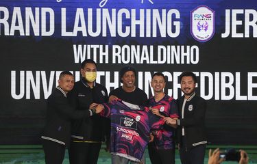 Presiden RANS Nusantara FC, Roofi Ardian (kiri), Chairman RANS Nusantara FC Dito Ariotedjo (kedua kiri), Raffi Ahmad (kedua kanan), Rudy Salim (kanan) berfoto bersama Mantan pesepak bola dunia asal Brasil Ronaldinho (tengah) saat Peluncuran Jersey RANS Nusantara FC di Jakarta, Jumat (24/6/2022). RANS Nusantara FC meluncurkan jersey terbaru untuk menghadapi musim Liga 1 Indonesia 2022-2023. ANTARA FOTO/Rivan Awal Lingga/foc.
