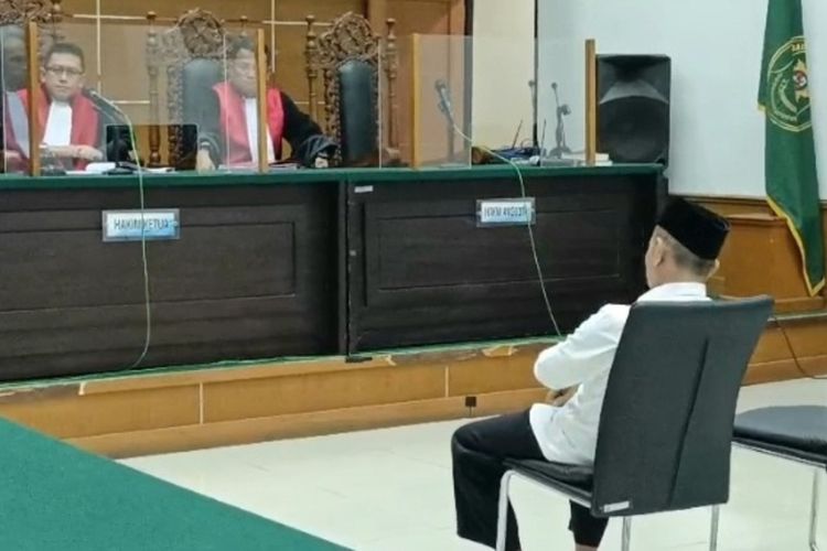 Mantan Kepala SDN di Kota Serang Tubagus Samsudin saat menjalani sidang perdana dengan agenda pembacaan dakwaan di kkass korupsi bantuan PIP Rp1,3 Miliar di Pemgadilan Tipikor Serang. Kamis (14/3/2024).