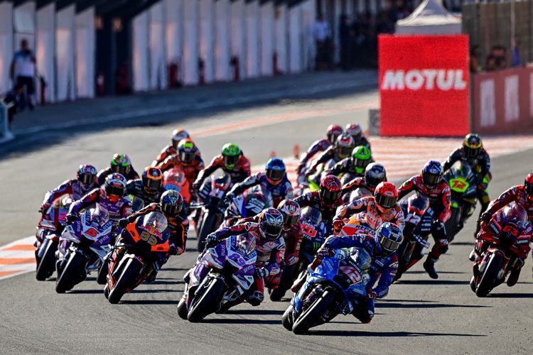 Para pebalap memulai balapan Grand Prix MotoGP Valencia 2022 di arena Ricardo Tormo di Cheste, Valencia, Spanyol, pada 6 November 2022.