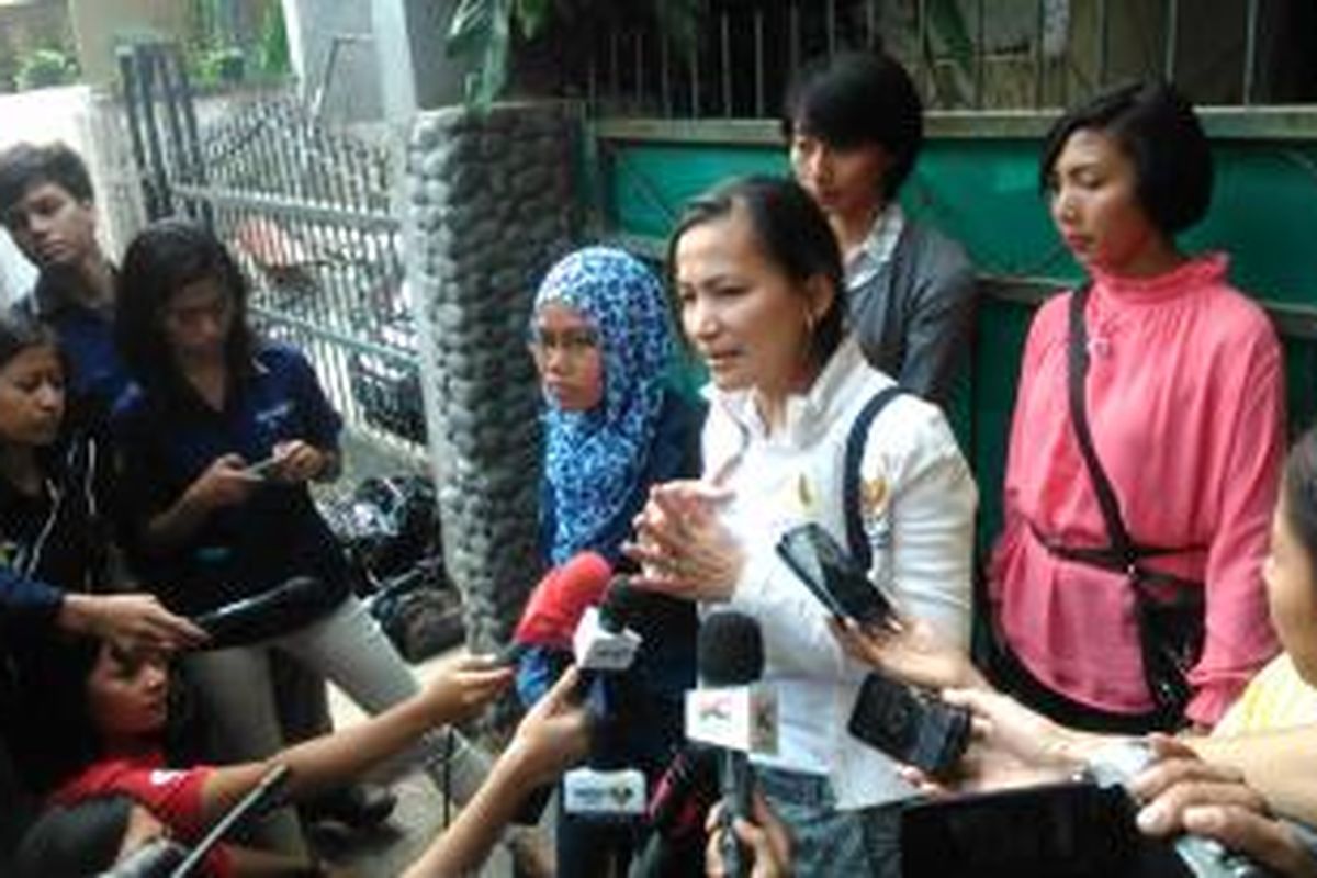 Komisioner KPAI, Erlinda, saat memberikan keterangan pers usai menemui Sharon Rose Leasa Prabowo (47), orangtua GT (12), korban kekerarasan di Kompleks Cipulir Permai Blok W15, Kebayoran Lama, Jakarta Selatan, Sabtu (4/7/2015).
