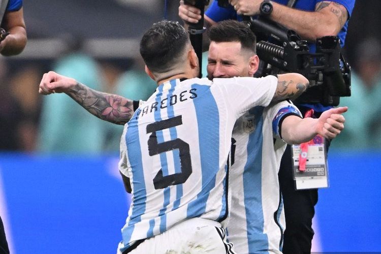 Lionel Messi jatuh ke pelukan Leandro Paredes usai laga final Piala Dunia 2022 antara Argentina vs Perancis di Stadion Lusail, Doha, Qatar, 18 Desember 2022. (Photo by Kirill KUDRYAVTSEV / AFP)