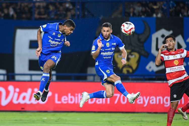 Aksi bomber Persib Uilliam Barros mengeksekusi peluang di kotak penalti Madura United pada laga  pekan ke-23 Super League 2025-2026 di Stadion Gelora Bandung Lautan Api (GBLA), Kamis (26/2/2026) malam..