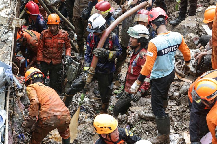 Tim SAR melakukan pencarian dua orang korban tanah longsor di Gang Barjo, Kelurahan Kebon Kalapa, Kecamatan Bogor Tengah, Kota Bogor, Jawa Barat, Jumat (14/10/2022). Sebanyak delapan orang warga Gang Barjo, Kampung Kebon Jahe, Kelurahan Kebon Kalapa, Kecamatan Bogor Tengah, Kota Bogor, tertimbun longsor.