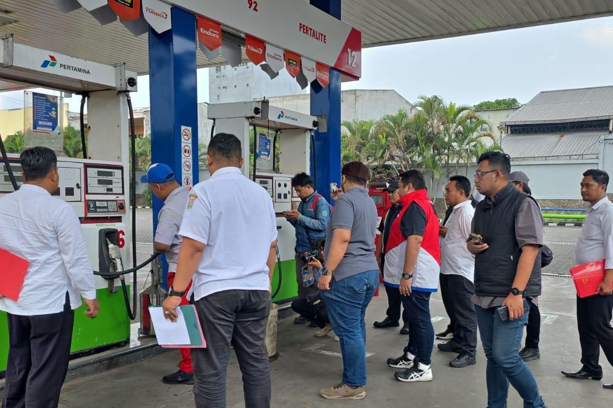 Pengecekan takaran pengisian BBM di SPBU Patal, Kecamatan Lawang, Kabupaten Malang, Rabu (9/4/2025).