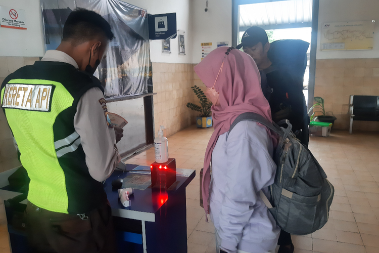 Petugas sedang melakukan pemeriksaan tiket dan berkas kesehatan penumpang kereta api di Stasiun Klakah, Lumajang, Kamis (10/3/2022)