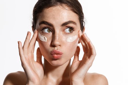 Kiat Mengaplikasikan Ulang Sunscreen Setelah Pakai Makeup