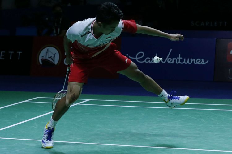 Pemain tunggal putra Indonesia, Anthony Sinisuka Ginting bertanding melawan tunggal putra Denmark, Viktor Axelsen pada babak perempat final Indonesia Open 2022 di Istora Senayan, Jumat (17/6/2022). Langkah Anthony Ginting harus terhenti usai kalah rubber game dengan skor 13-21, 21-19, 9-21. Terkini, Anthony Ginting berhasil membekuk Jonatan Christie dalam laga perdana Grup B BWF World Tour Finals 2022 pada Rabu (7/12/2022).