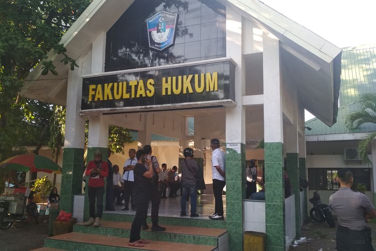 Sejumlah polisi saat menjaga Fakultas Hukum UMI Makassar usai diserang OTK yang menyebabkan sekretariat mapala UMI dibakar di Jalan Urip Sumoharjo, Kecamatan Panakukang, Senin (18/11/2019).